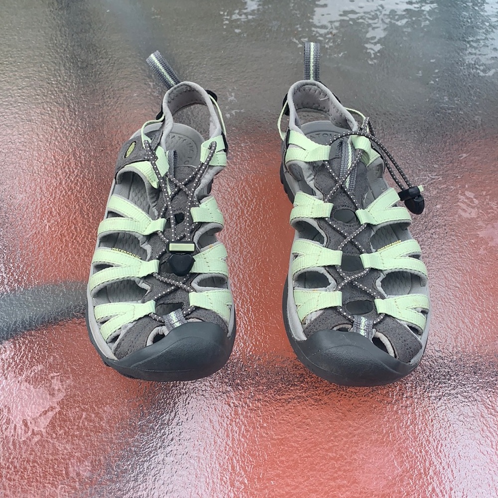 EUC WOMENS KEEN